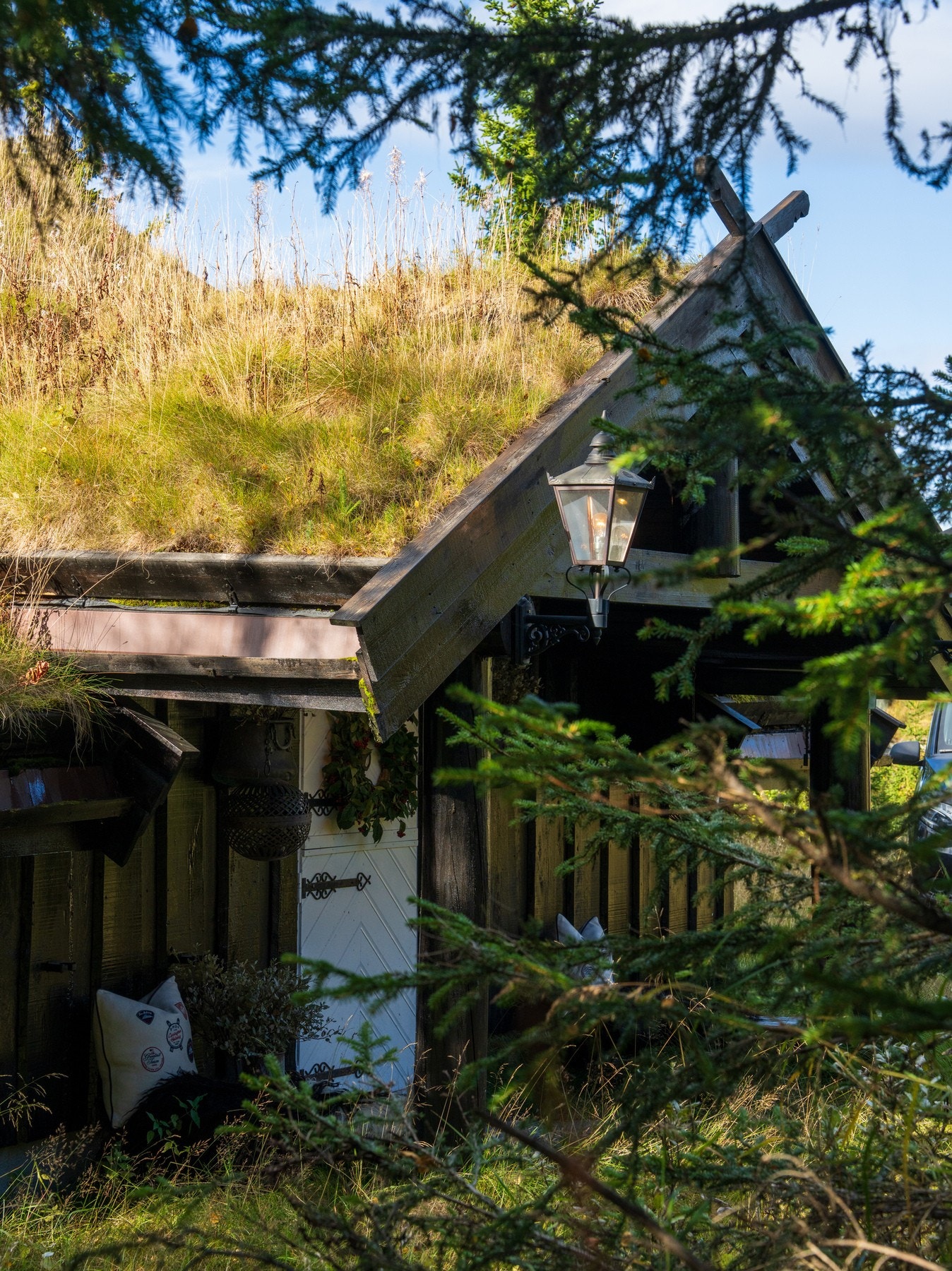 Inngangspartiet gir et sjarmerende førsteinntrykk og glir naturlig inn i fjellandskapet. Galleribilde