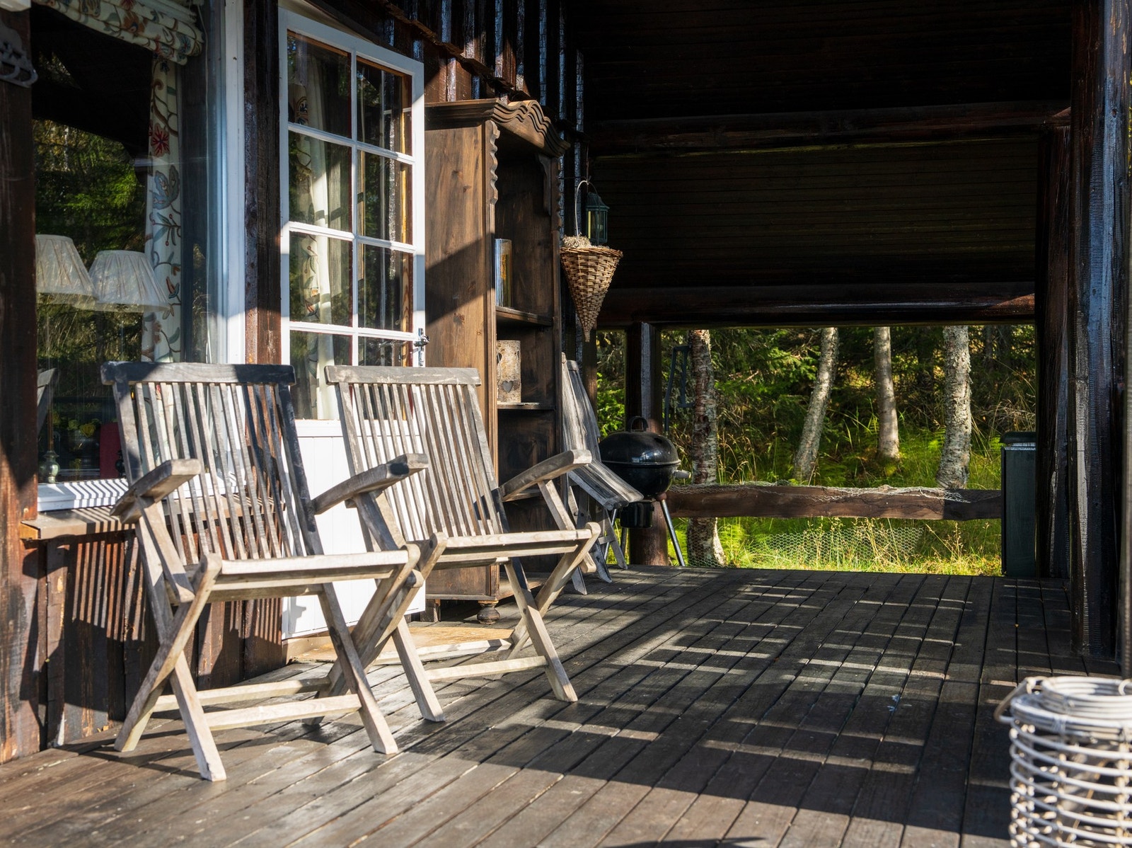 Overbygget del av terrassen gir ly for regn og vind, og forlenger utesesongen. Galleribilde