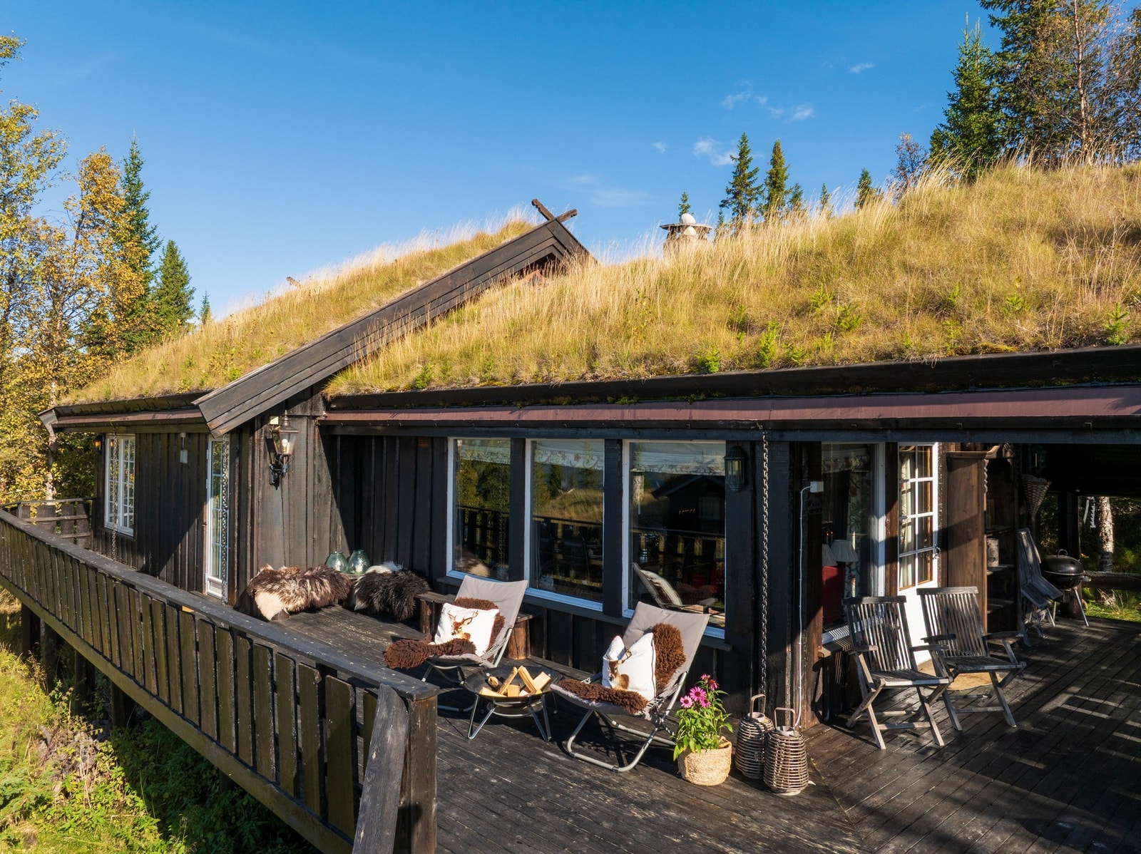 Solrik terrasse med plass til både avslapning og lange kvelder ute - perfekt ramme for hyttelivet på fjellet. Galleribilde
