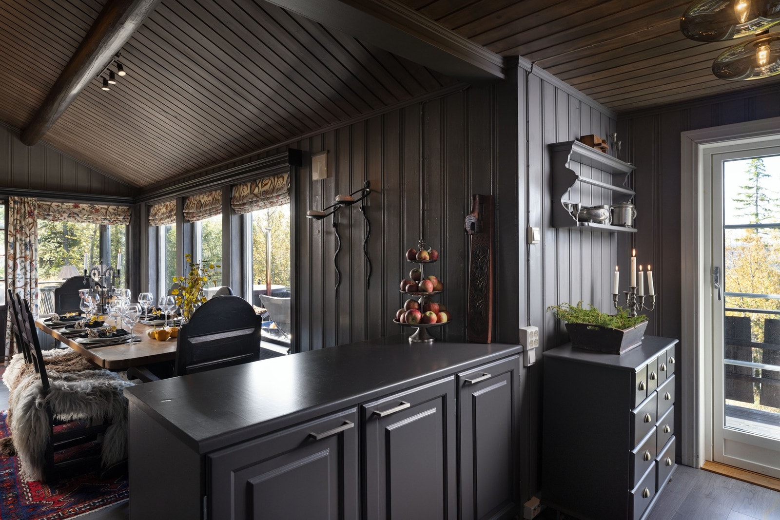 Kjøkken og stue i åpen løsning, med barløsning mot spiseplassen - praktisk og sosial løsning. Galleribilde