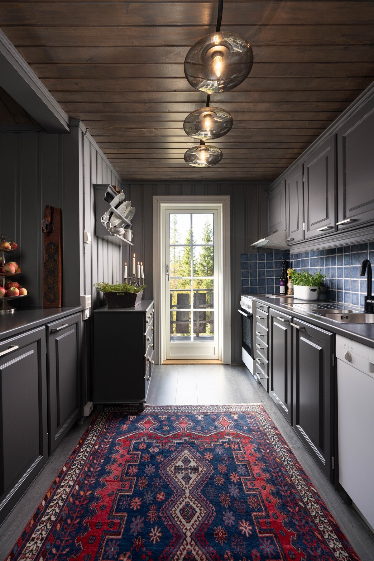 Innredning med grå rammefronter gir kjøkkenet et moderne og tidløst preg. Galleribilde