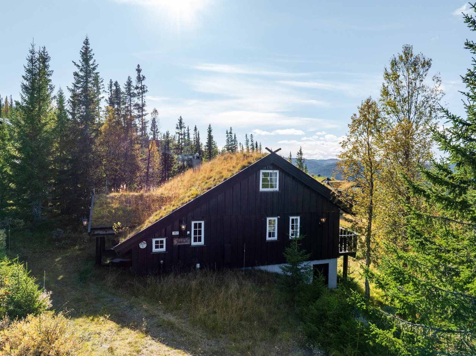 Hytta ligger usjenert til, omkranset av skog og fjellnatur - her får du både ro og nærhet til flotte turområder. Galleribilde