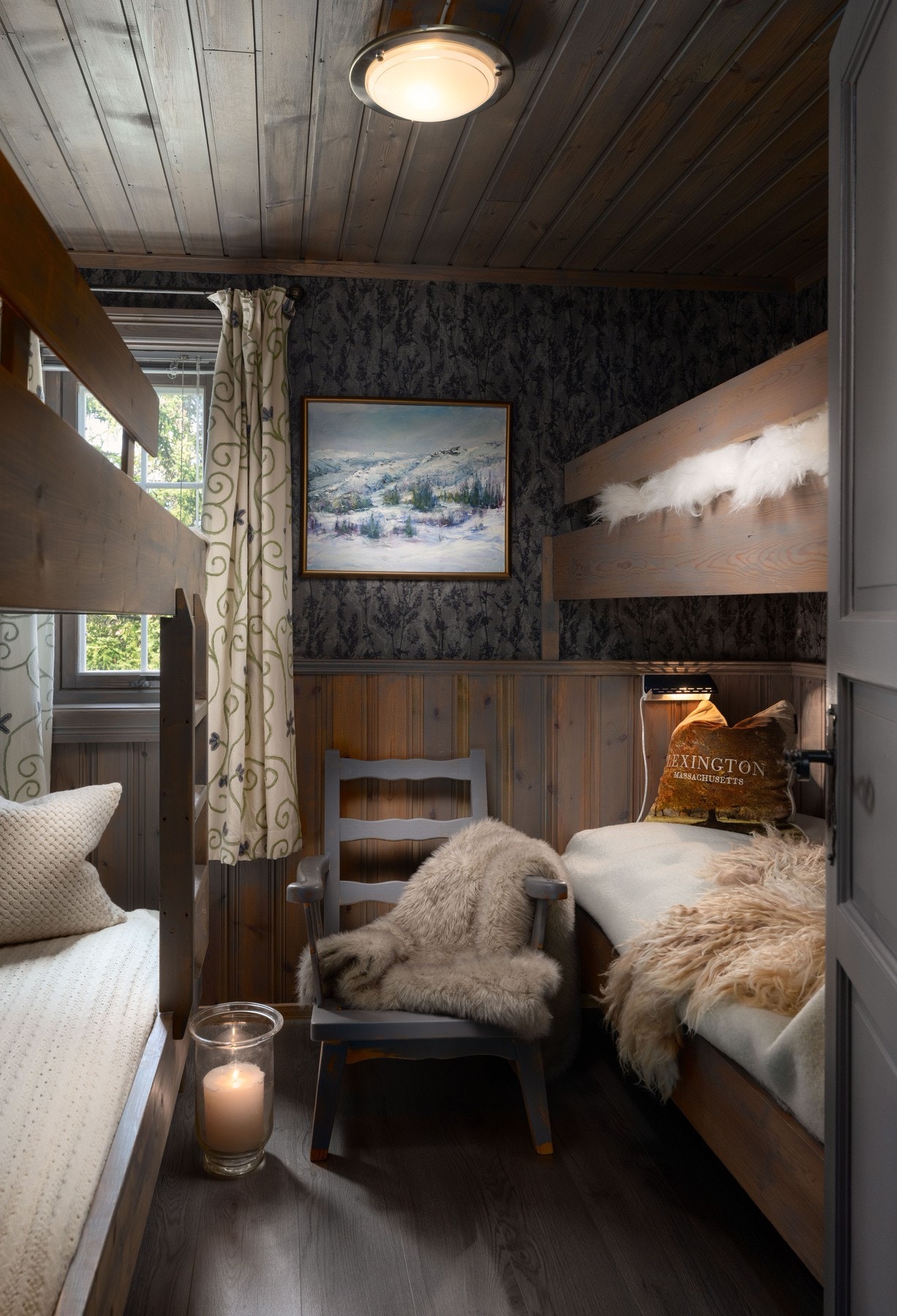 Hytta har plassbygde køyesenger med totalt seks sengeplasser. Galleribilde