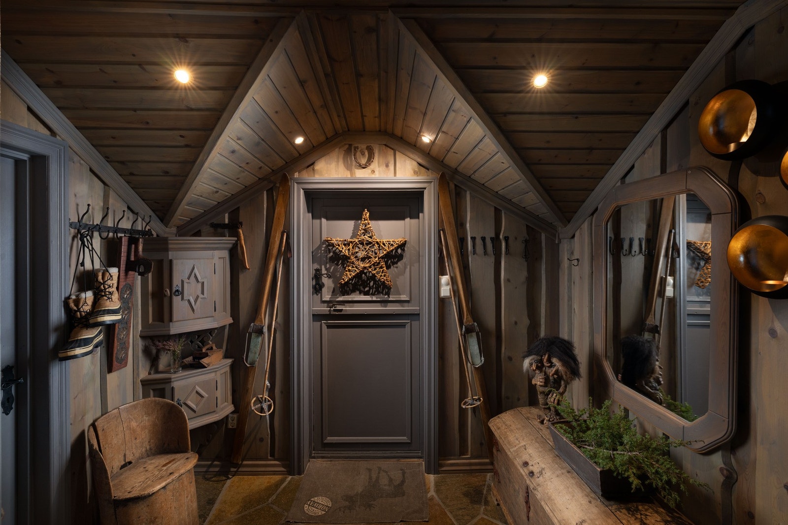 Sjarmerende entré med panel, natursteinsgulv og detaljer som setter stemningen allerede ved inngangsdøren. Galleribilde