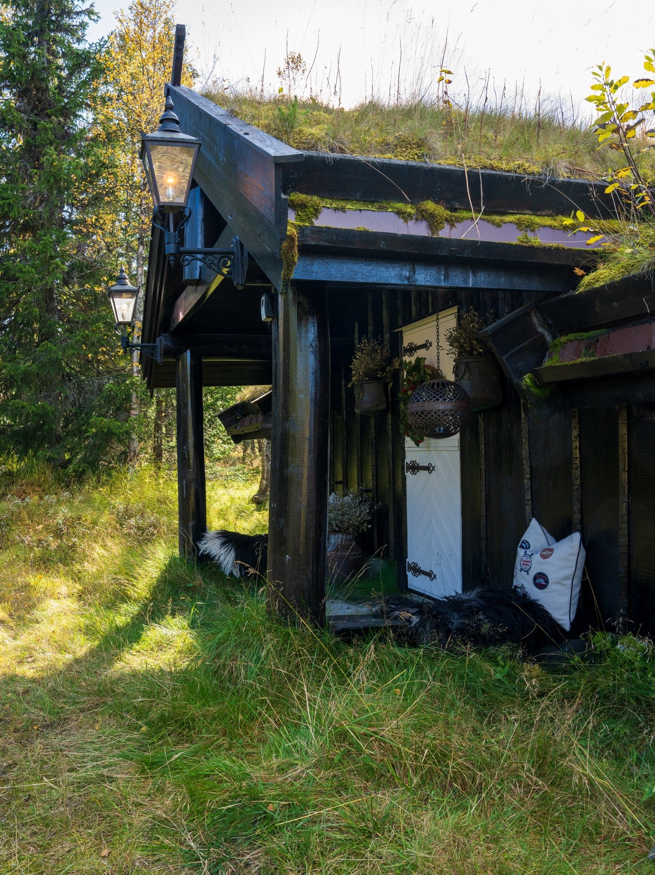 Tradisjonelt inngangsparti med torvtak, nostalgiske lykter og lune detaljer. Galleribilde