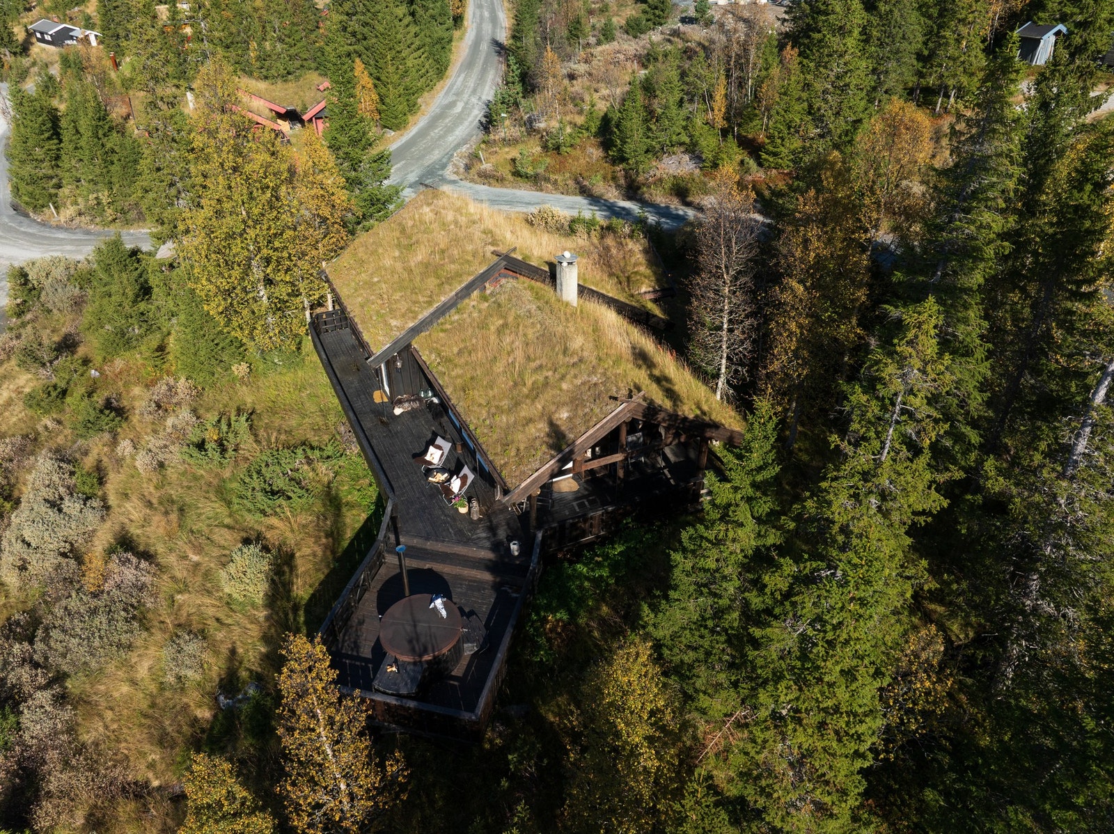 Naturlig vegetasjon skjermer tomten og gir en hyggelig atmosfære. Galleribilde