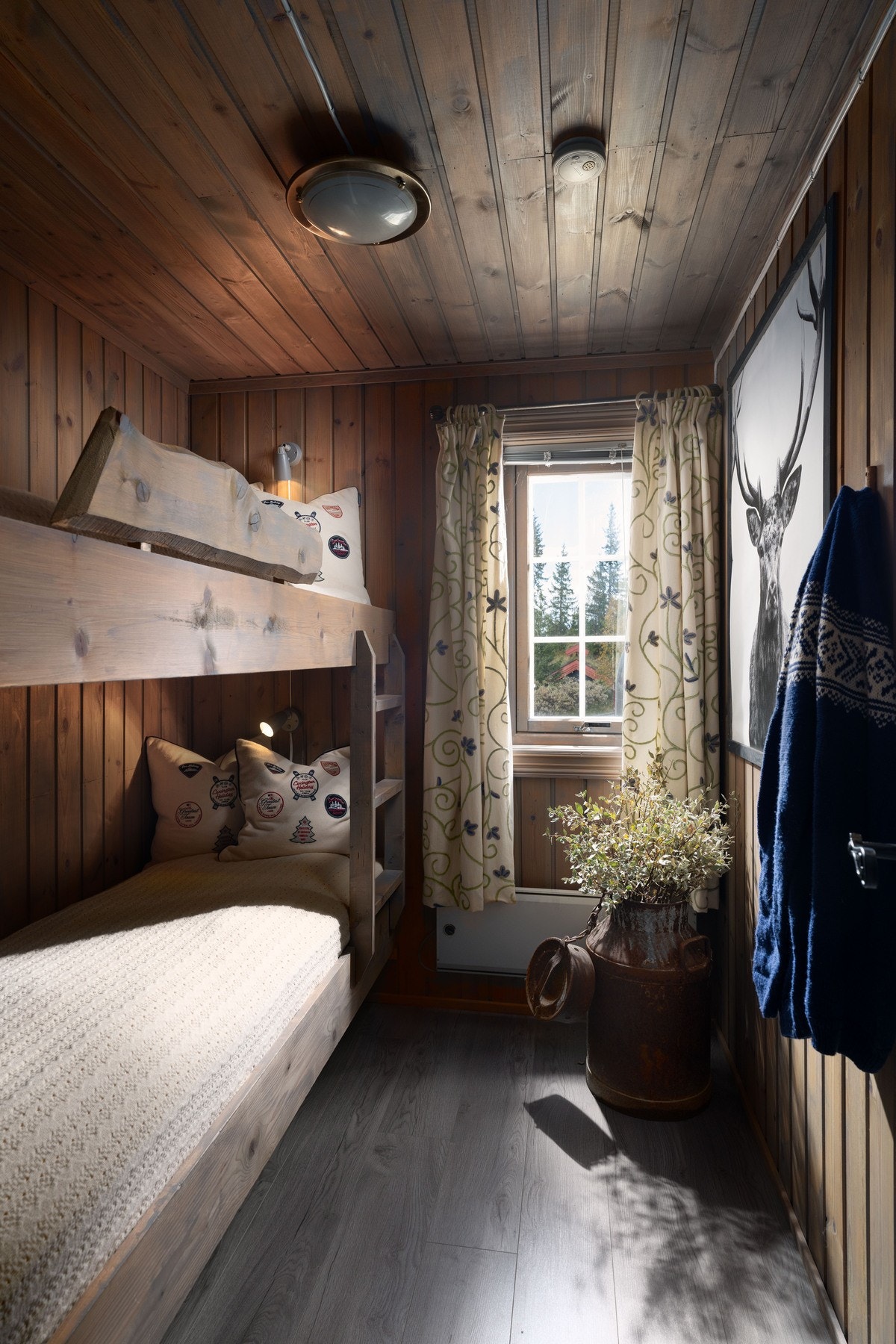 Køyesengene gir rommene en koselig fjellhytte-atmosfære og er perfekt for gjester og barn. Galleribilde