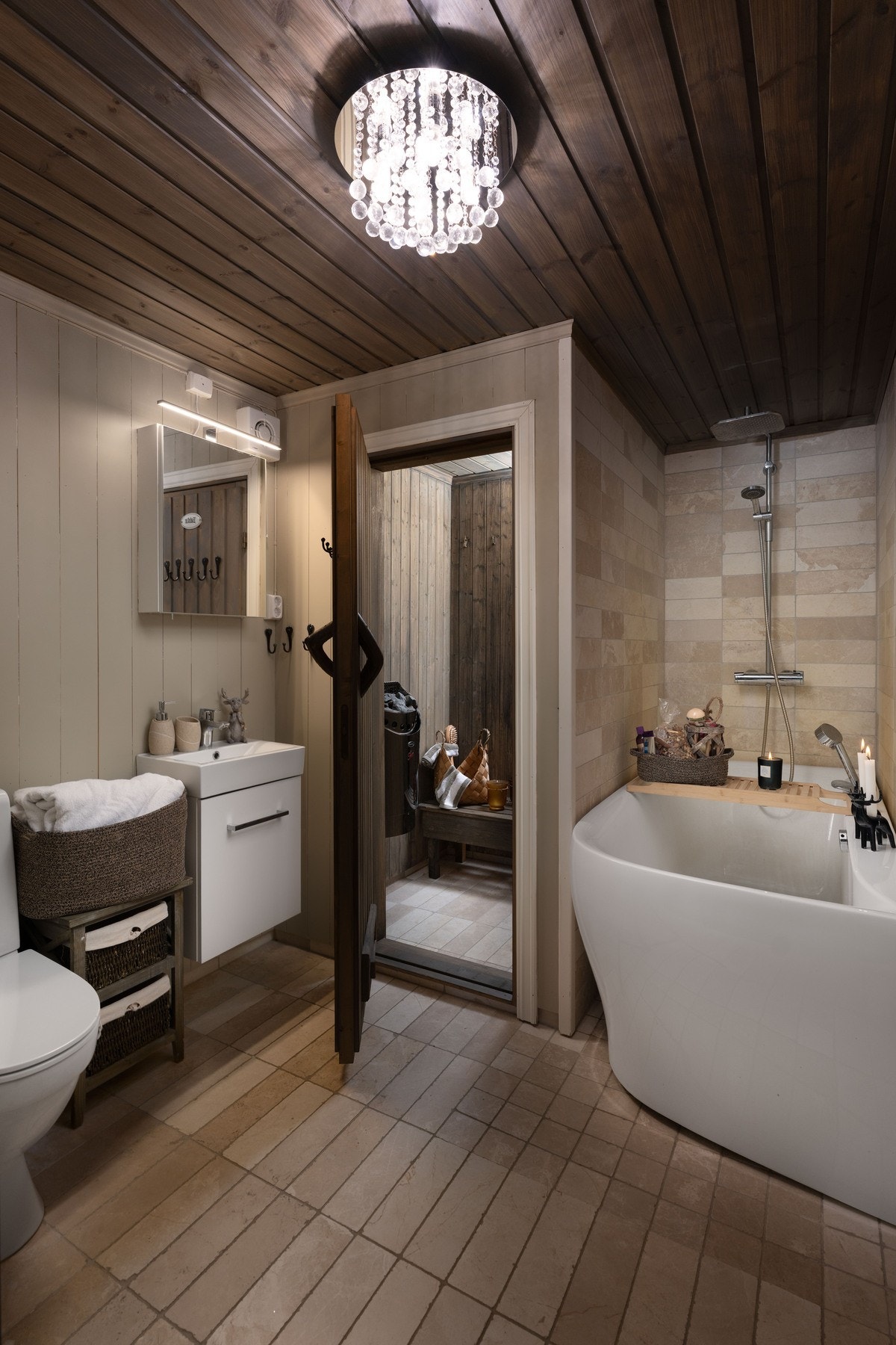 Inngang til badstue fra baderommet gir deg spa-følelse direkte hjemme. Galleribilde