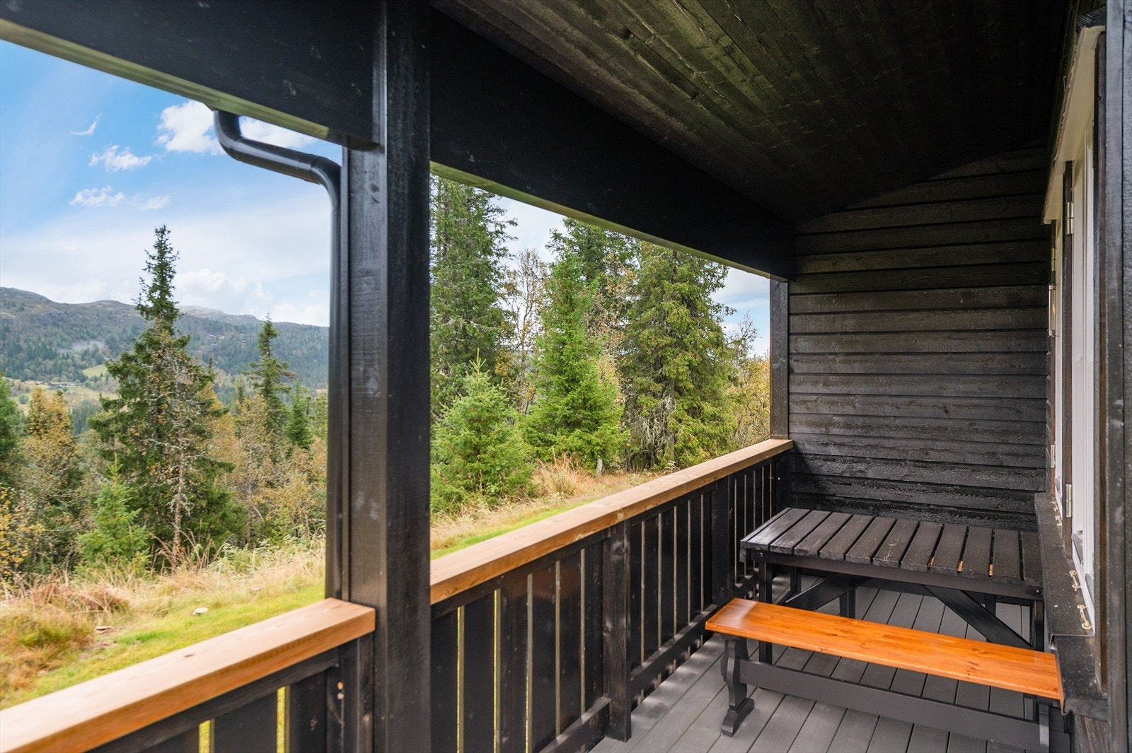 Deler av verandaen er overbygd. Galleribilde