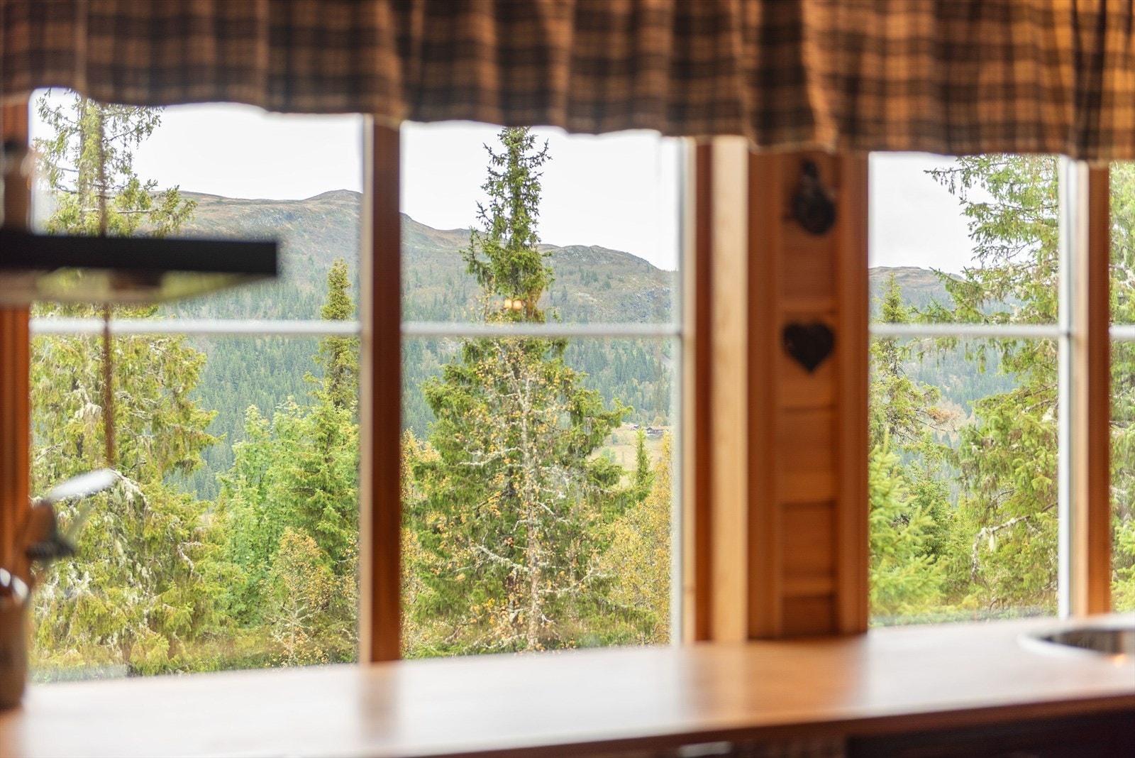 Fra kjøkkenvinduet har man en fantastisk utsikt utover fjellet. Galleribilde