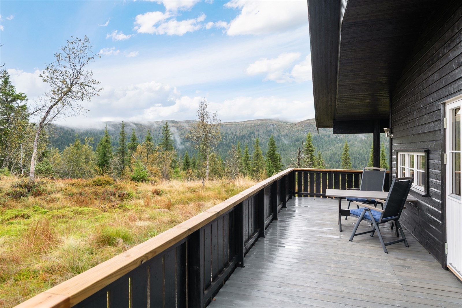 Veranda med god plass og en fantastisk utsikt. Galleribilde