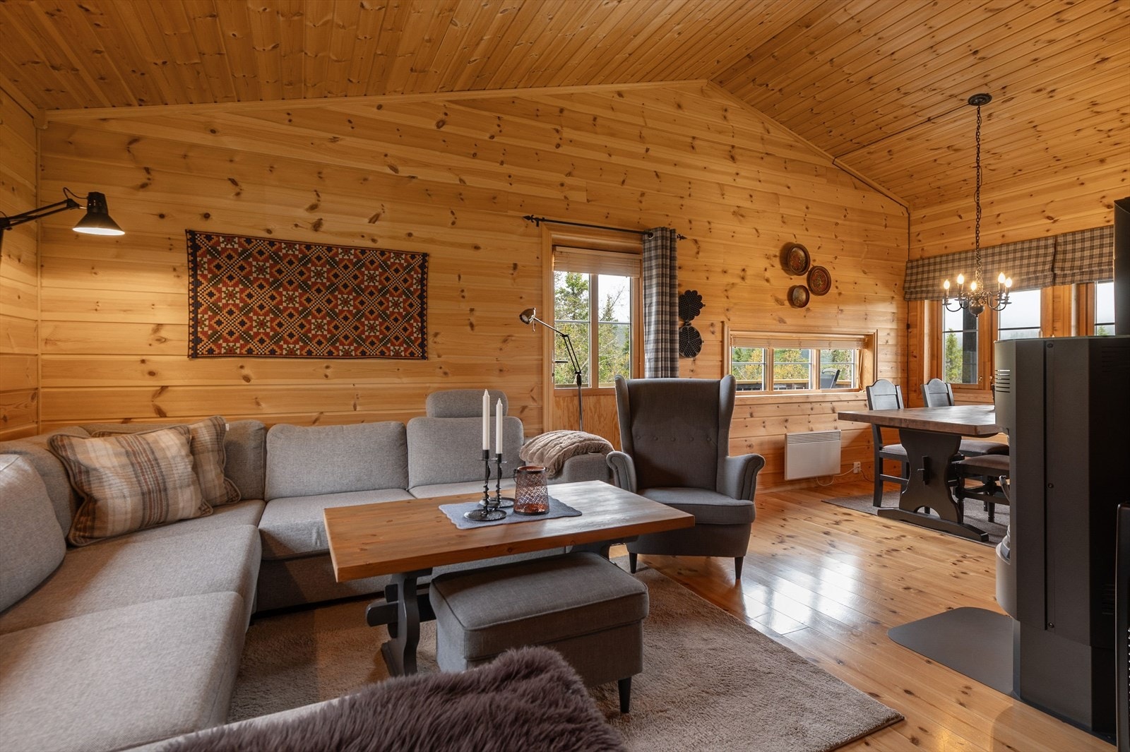 Fra stua er det utgang til en romslig veranda. Galleribilde