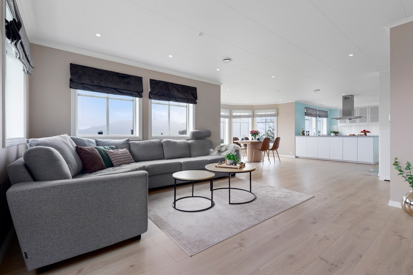 En åpen løsning med kjøkken og plass for stort spisebord Galleribilde