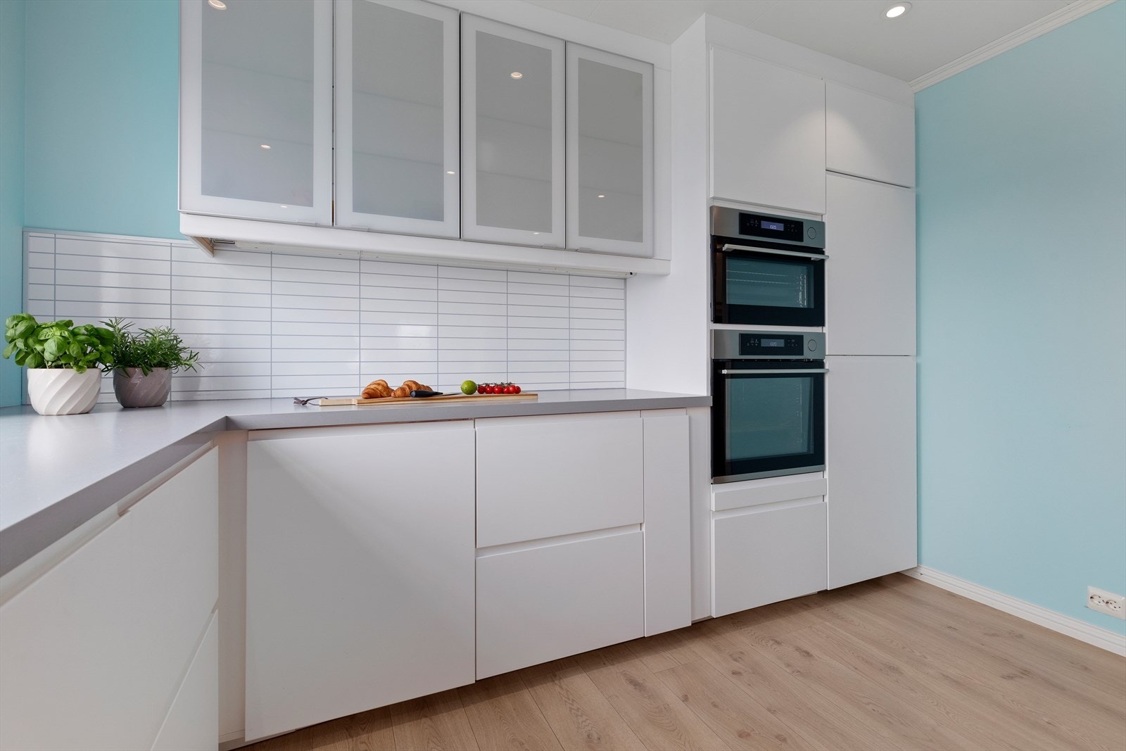 Integrerte hvitevarer og mye skapplass Galleribilde