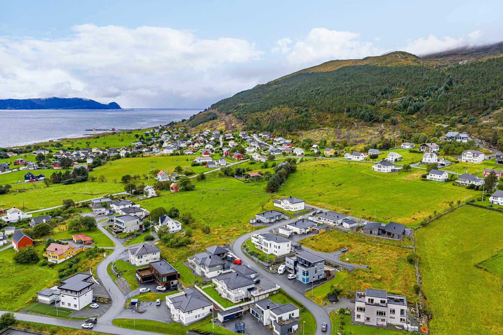 Nærområde byr ellers på flotte turmuligheter opp Teigetua med flere topper Galleribilde