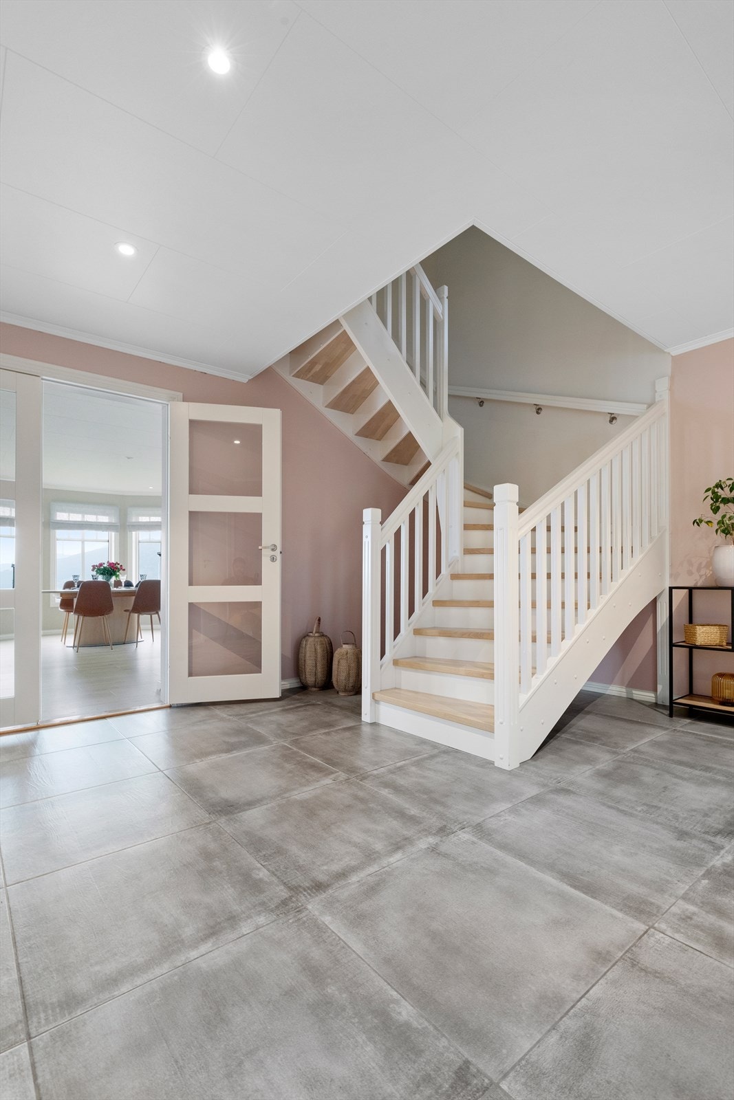 Trapperom/gang tar deg videre til stue og kjøkken Galleribilde