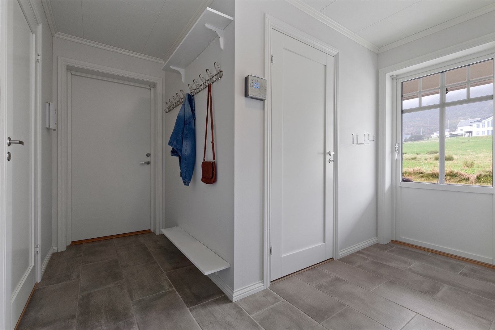 Gang som tar deg videre til bod, teknisk bod og dobbelgarasje med flere rom Galleribilde