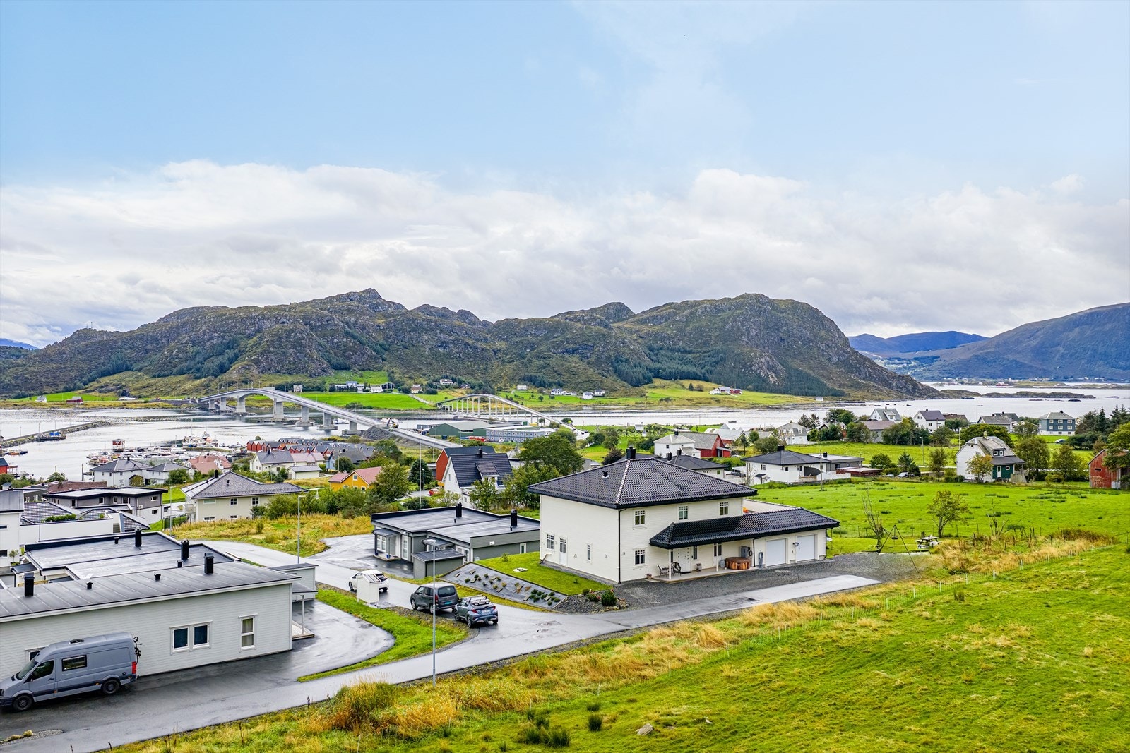 Fra boligen er det gåavstand til lekelass, badeplass og barneskole Galleribilde