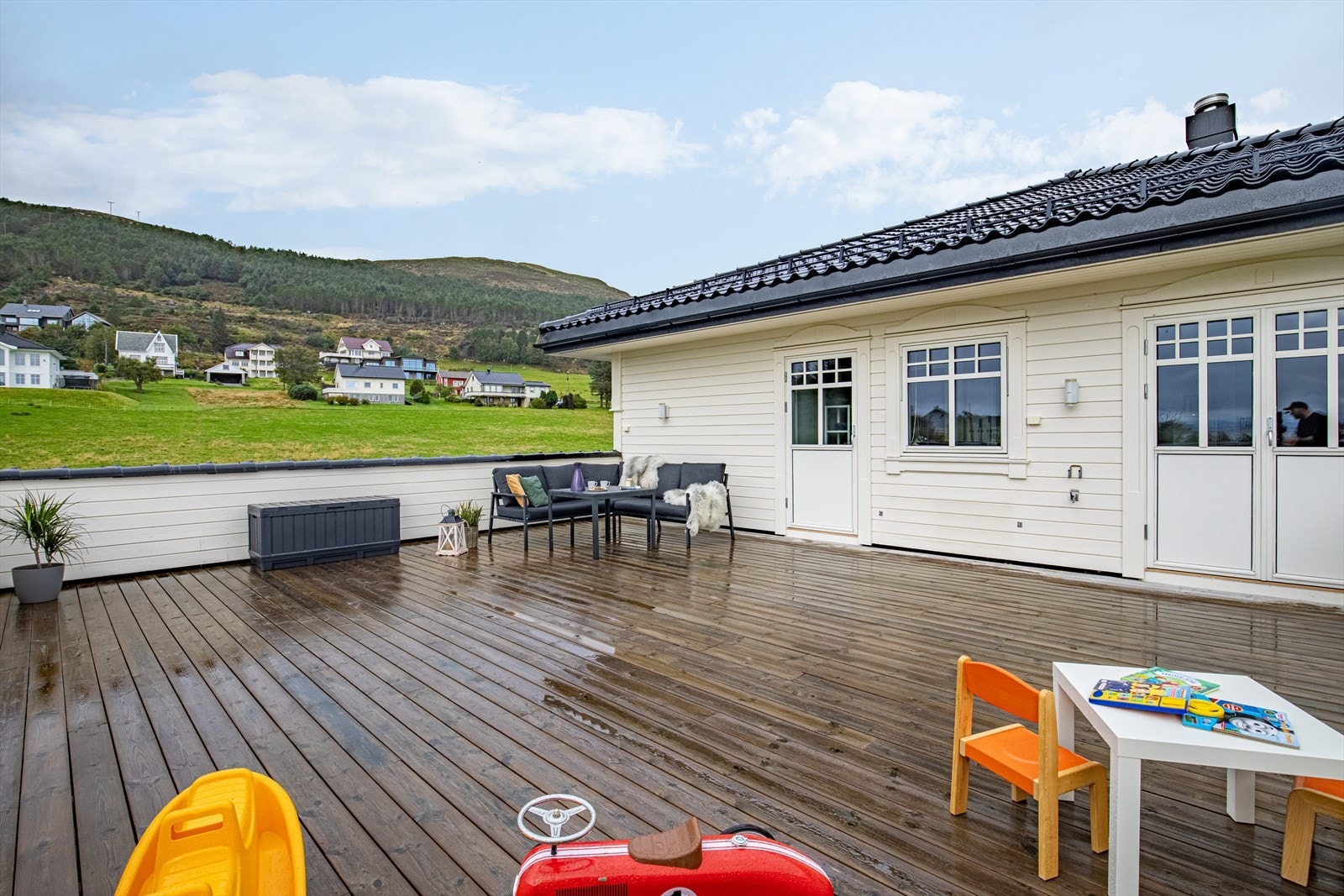 Terrasse oppe på garasje hvor den flotte naturen omkring kan skådes Galleribilde