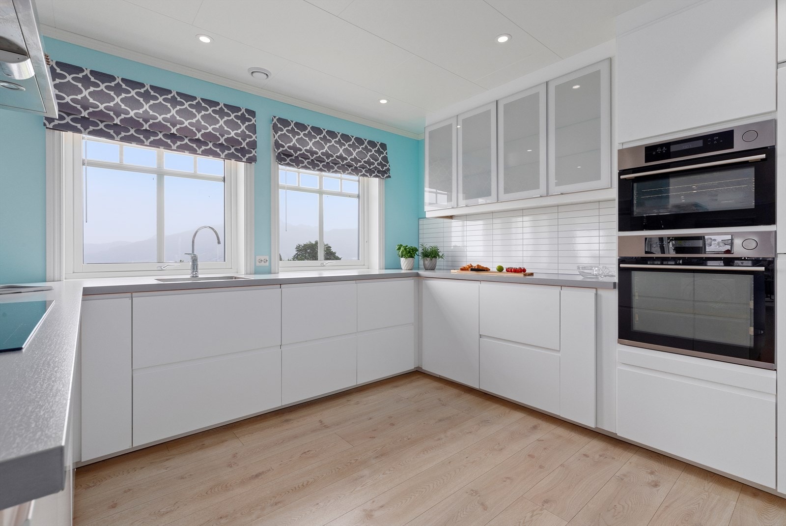 Kjøkken med glatte og tidløse overflater Galleribilde