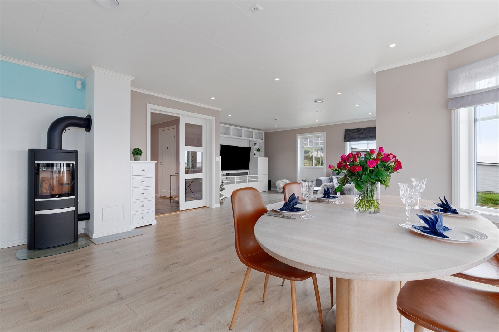 Her får du en romslig stue med vedovn Galleribilde