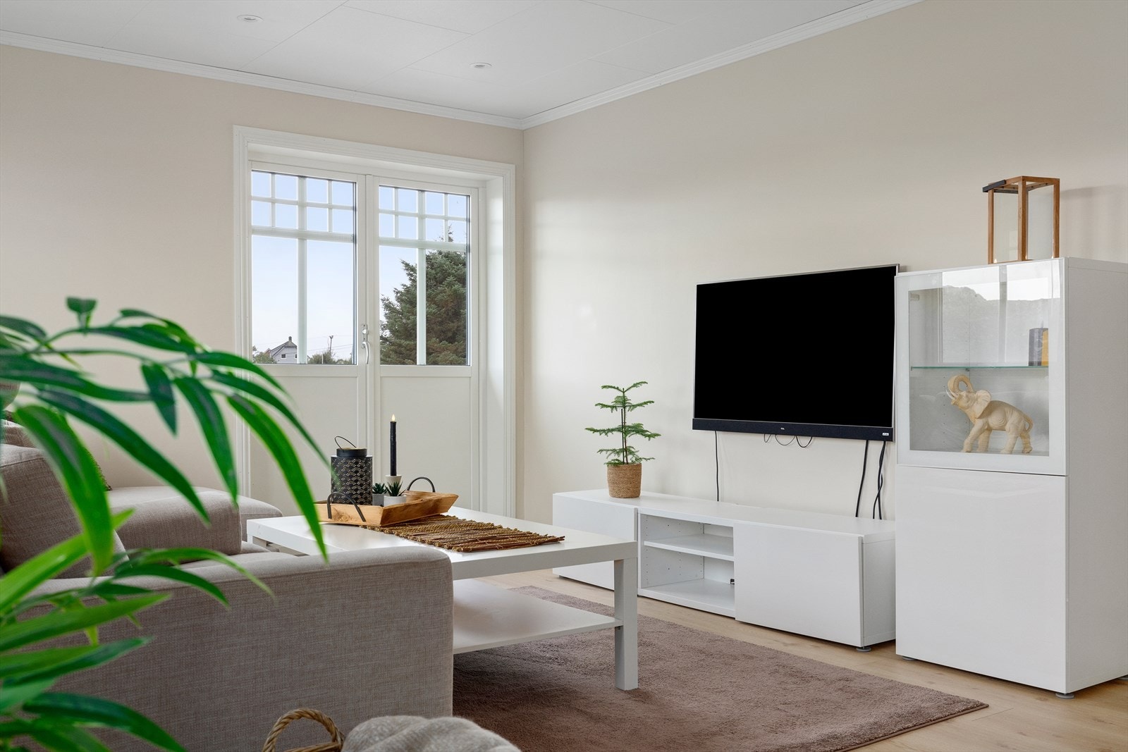 Loftstue med tilkomst til altan og balkong Galleribilde