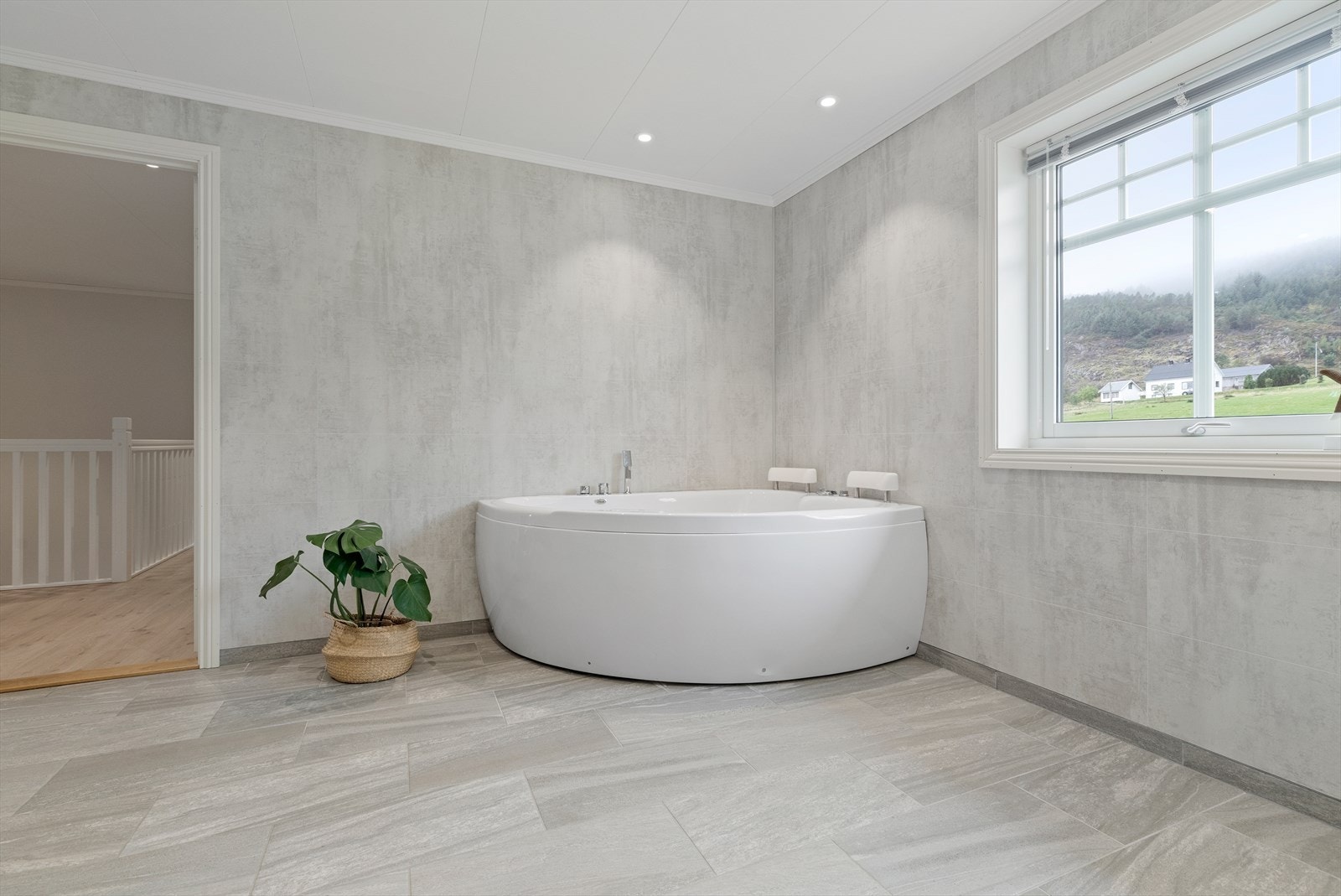 Her får du fine overflater, et moderne bad med badekar Galleribilde