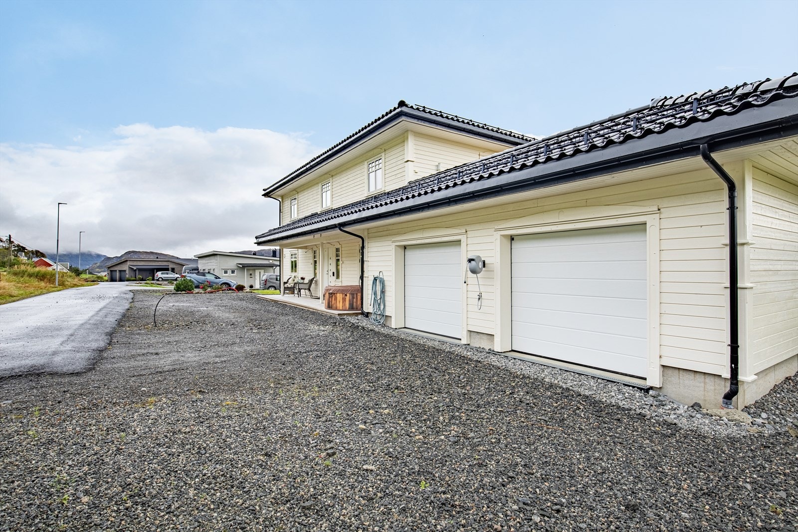 Boligen har dobbelgarasje med to store rom i bakkant Galleribilde