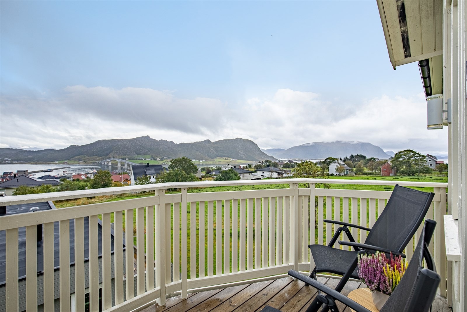 Balkong med fantastisk utsikt over Igesund, Fosnavåg og videre mot Leinøy Galleribilde