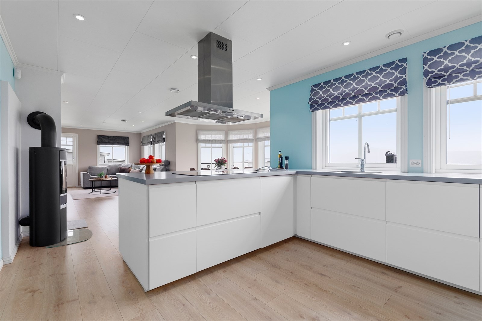 Praktisk halv kjøkkenøy og mye benkeplate plass Galleribilde