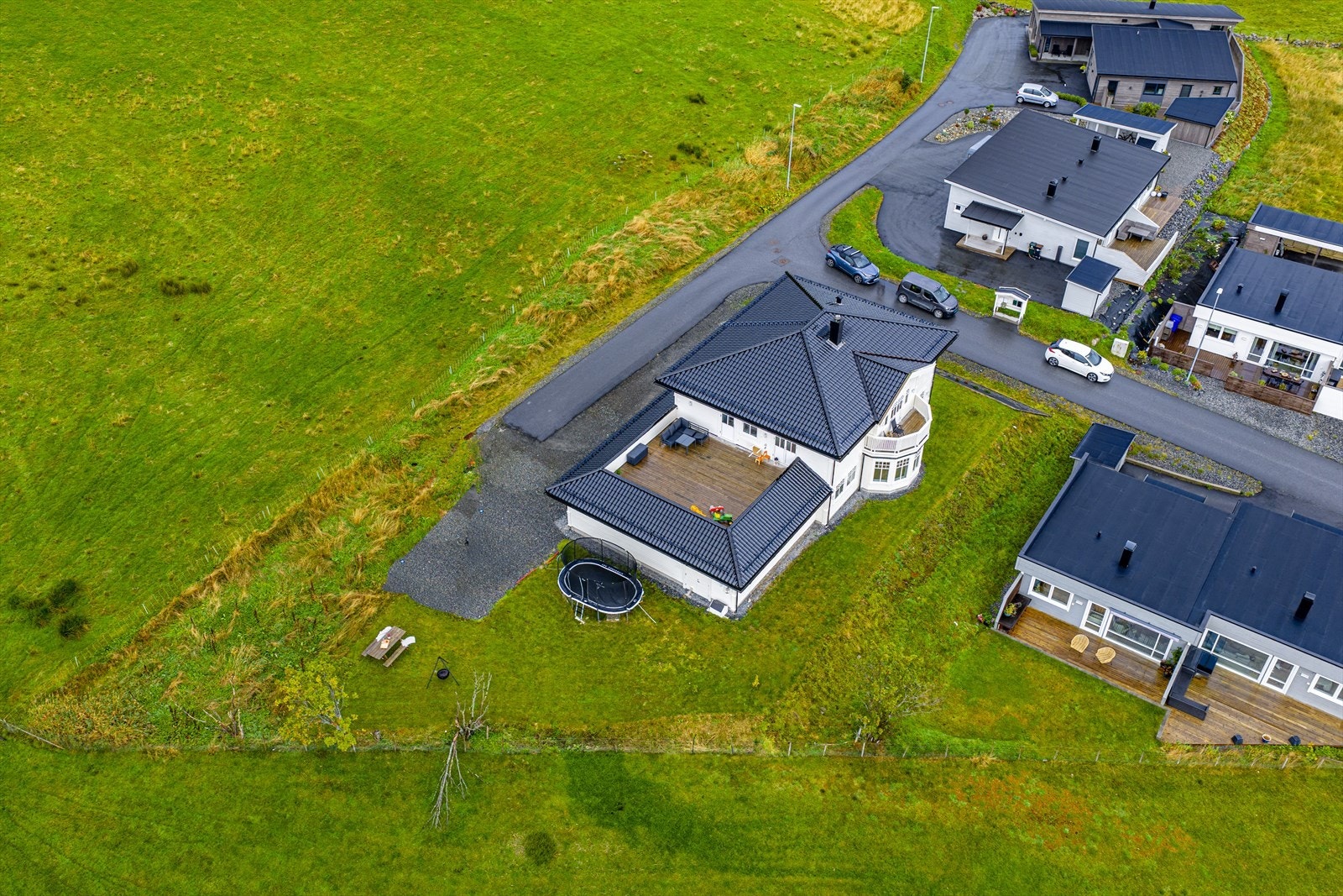 Beliggende i attraktivt og barnevennlig byggefelt på Kvalsund Galleribilde