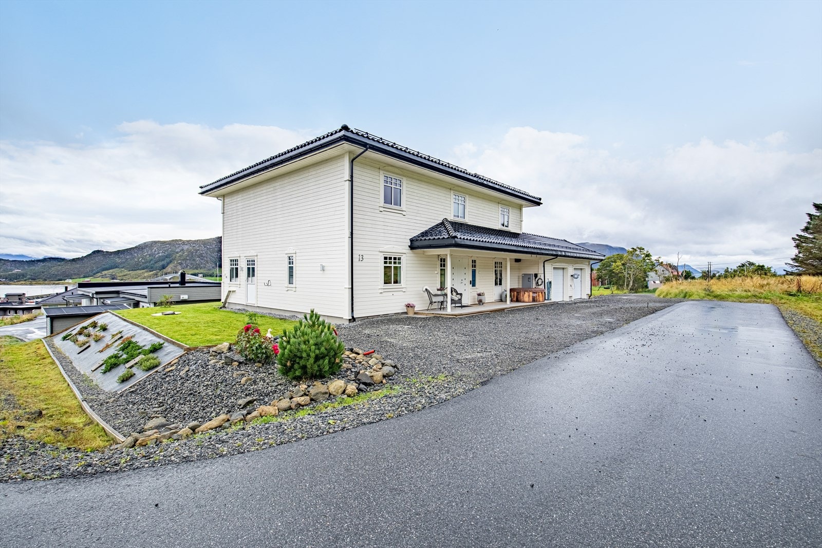 Boligen har en flott opparbeidet tomt med tilkomst rett fra gate Galleribilde