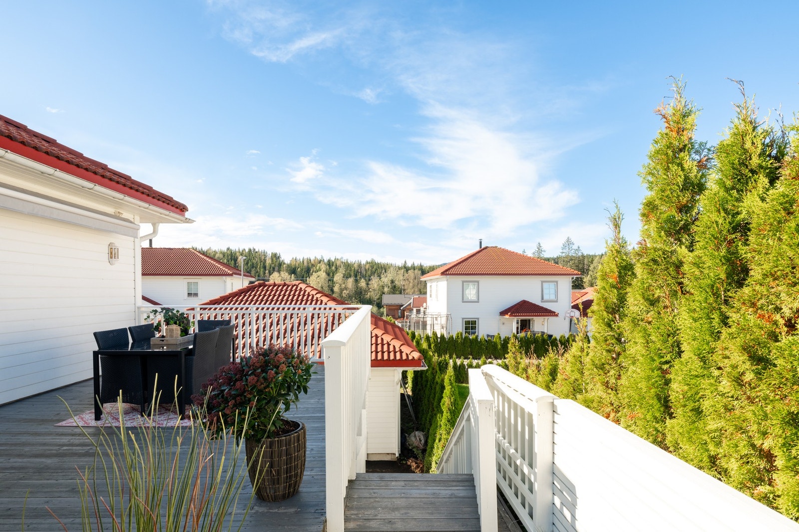 Barnevennlig, inngjerdet tomt som er godt skjermet for veien. Galleribilde