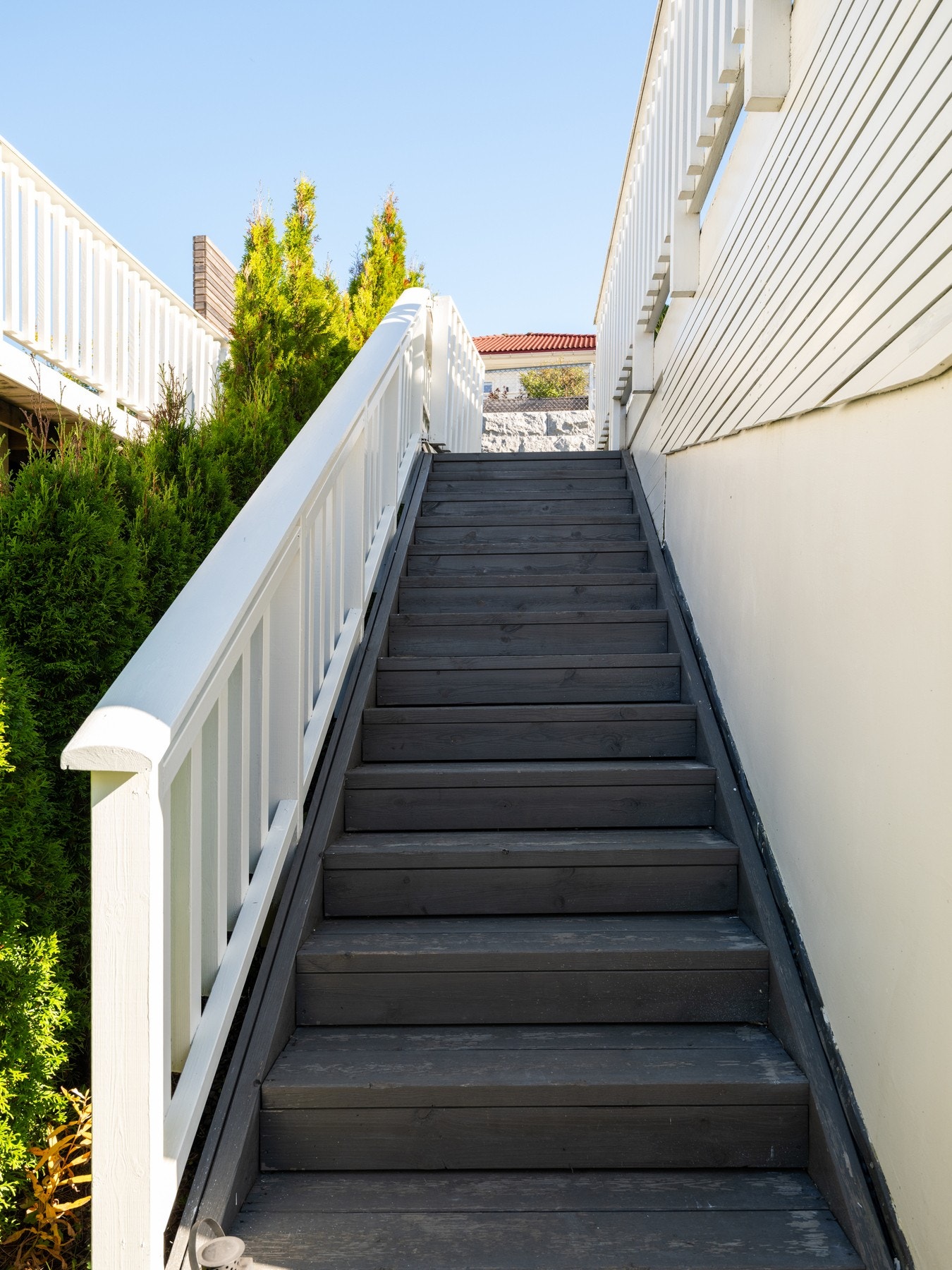 Det er også tilgang til uteplassen via trapp fra fremsiden av bygget. Galleribilde