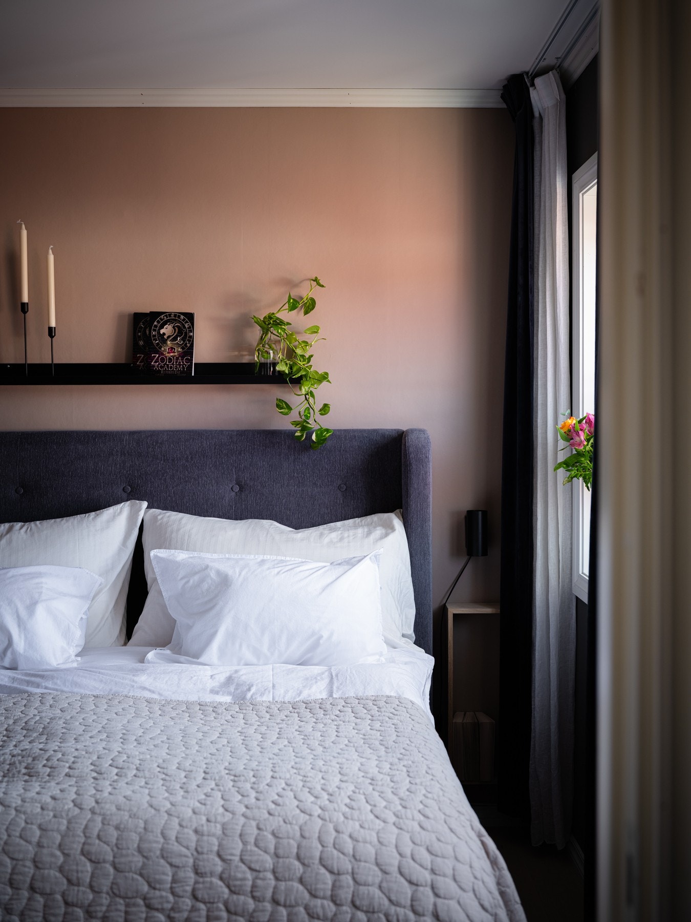 Her er det plass til dobbeltseng med tilhørende nattbord. Galleribilde