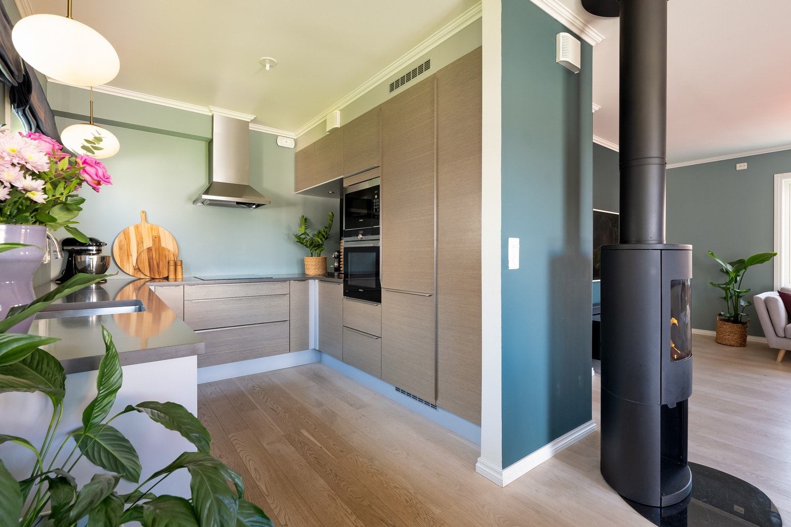 Kjøkkenet er godt utnyttet med mye skap, skuffer og benkeplass. Galleribilde