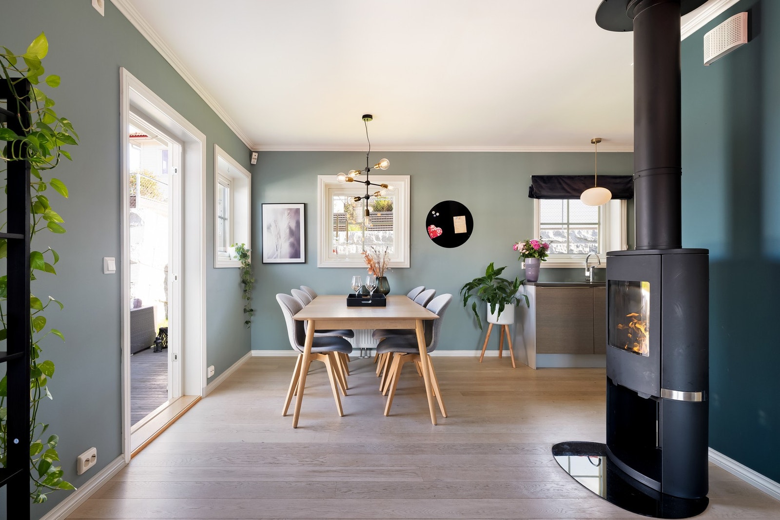 Mellom stue og kjøkken er det plass til spisebord. Galleribilde