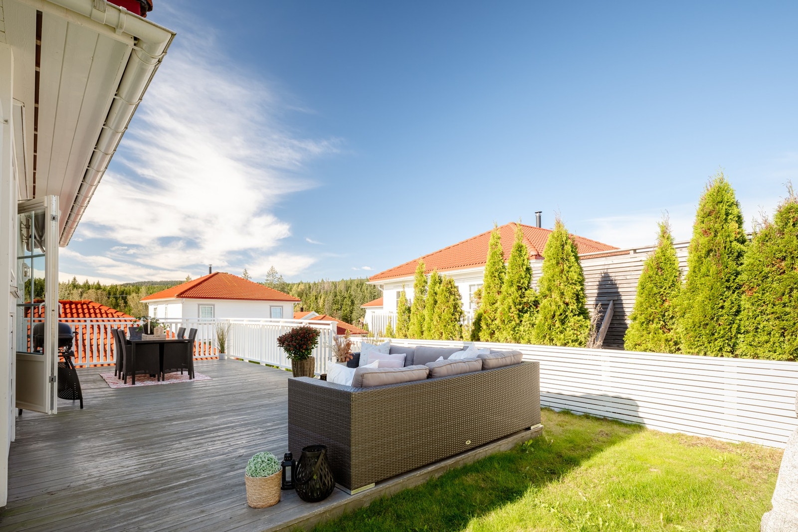 Eiendommen har stor og usjenert terrasse og hage med supre solforhold. Galleribilde