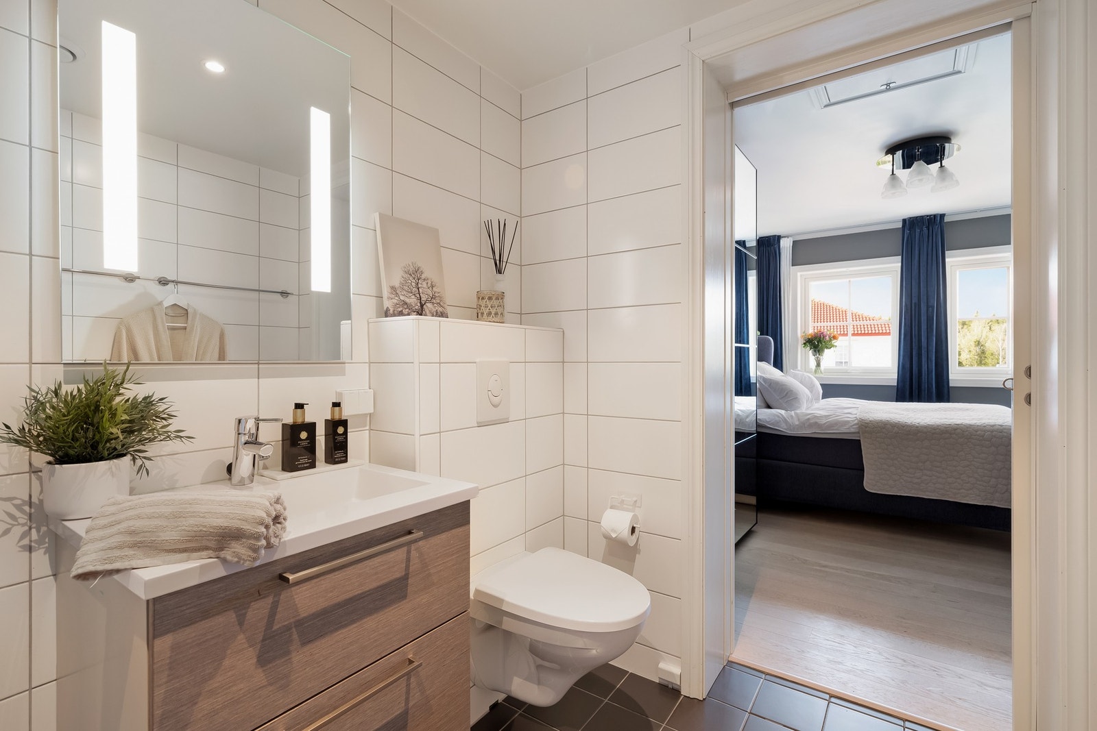 Her får du dusjhjørne, servant på underskuffer og vegghengt toalett. Galleribilde