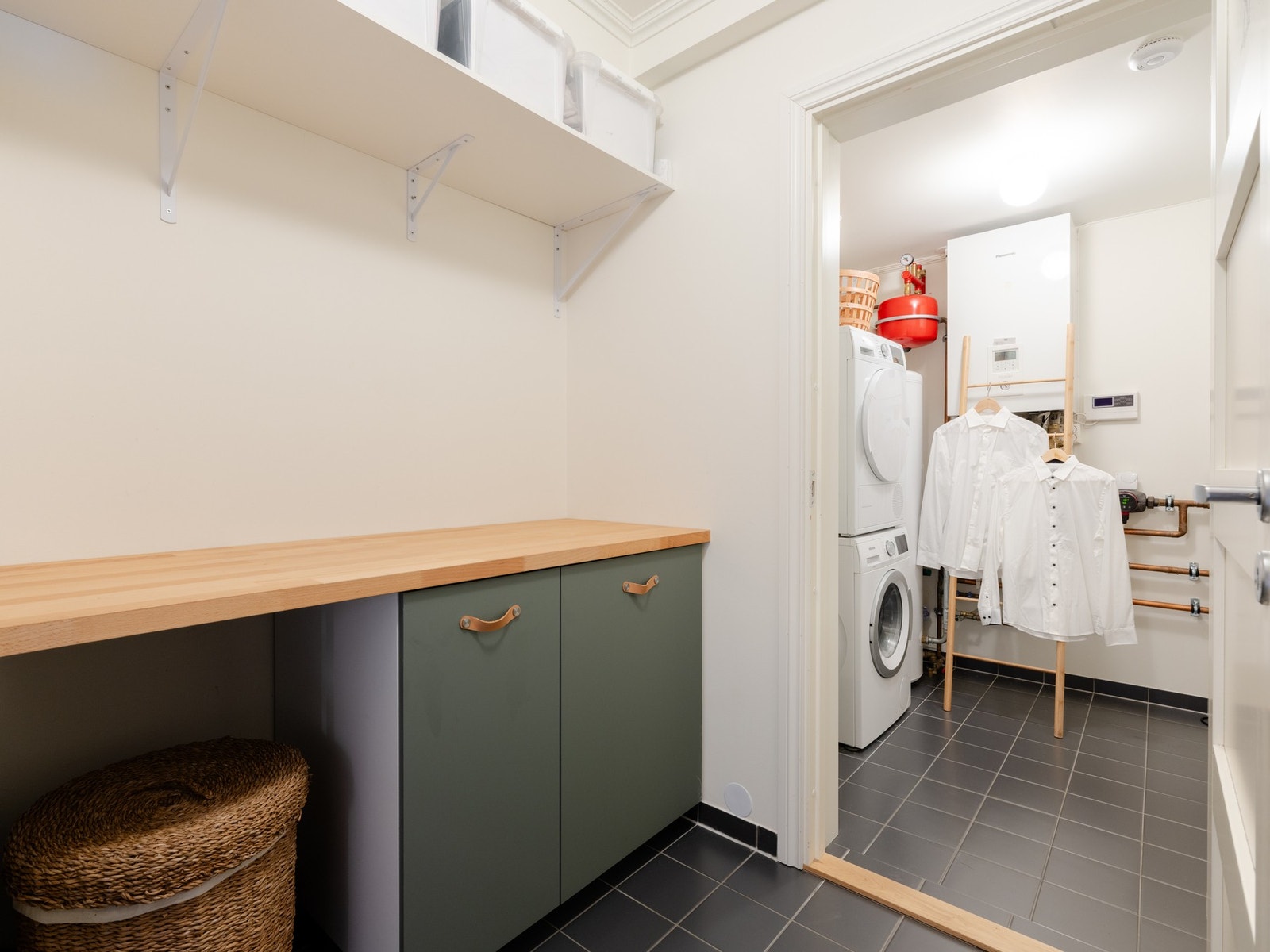 Videre inn får du vaskekum, opplegg for vaskemaskin og plass til tørketrommel. Galleribilde