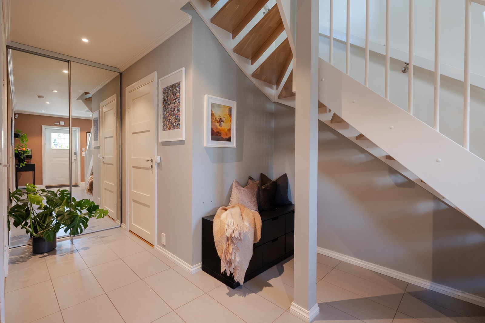 Godt med plass til knaggrekker, kommode og annet. Skyvedørsgarderoben gir fin plass til yttertøyet og medfølger selvsagt. Galleribilde