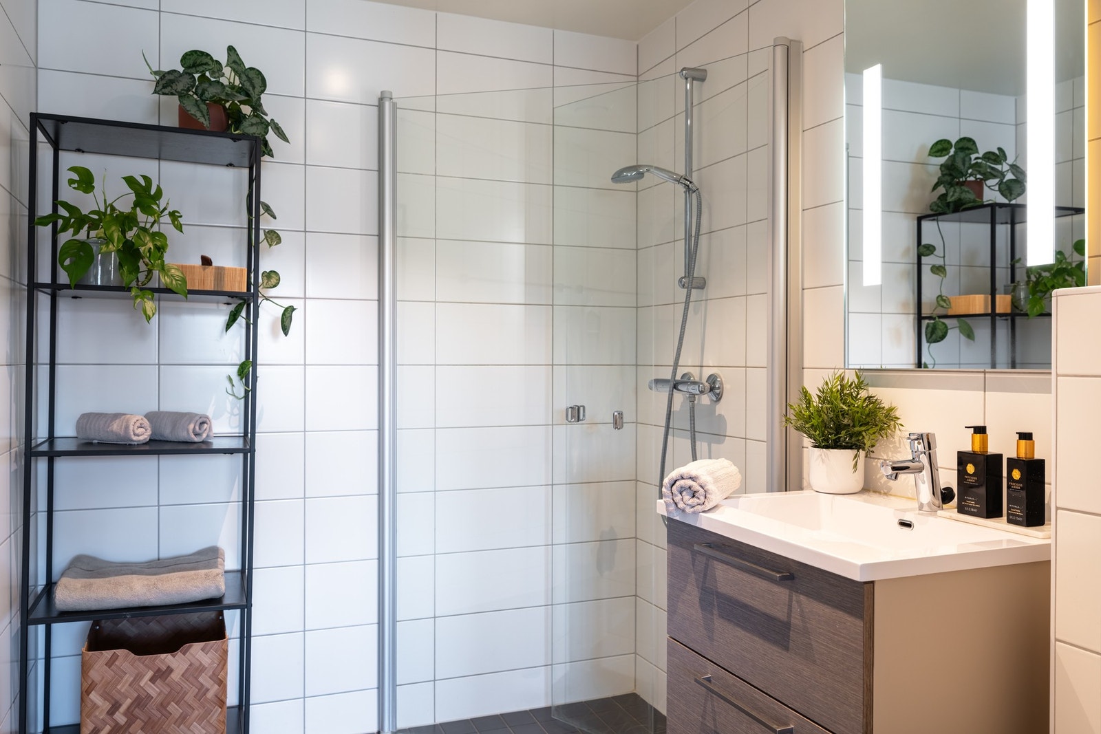 Dette er i likhet med det andre baderommet flislagt og pent med varme i gulv. Galleribilde