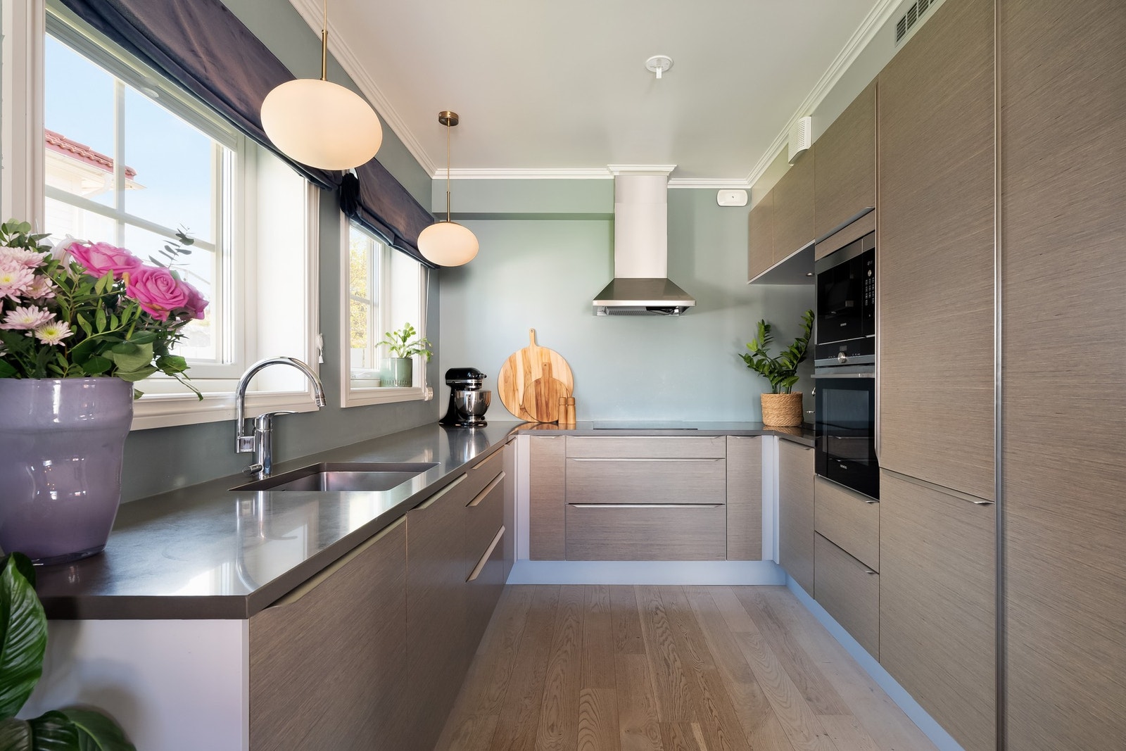 Vinduene ut mot hagen gjør det enkelt å holde oversikt over barna samtidig som du lager middagene. Galleribilde