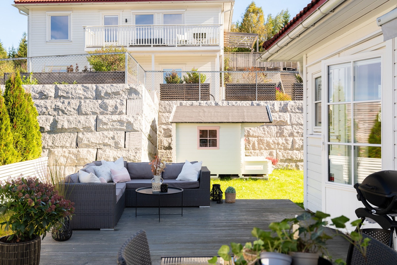 På sommeren er det sol på terrassen fra formiddag til solen går ned på kvelden i følge selger. Galleribilde