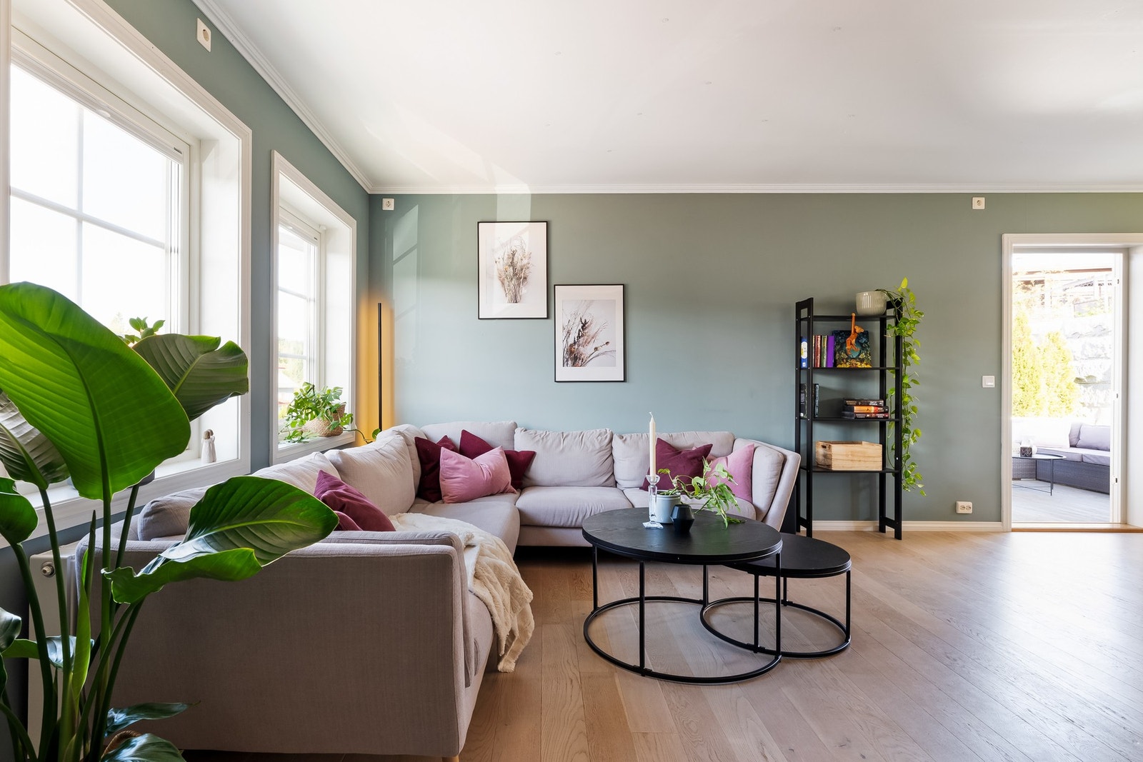 Her er det fin plass til sofa, salongbord og tilhørende mediemøblement. Galleribilde