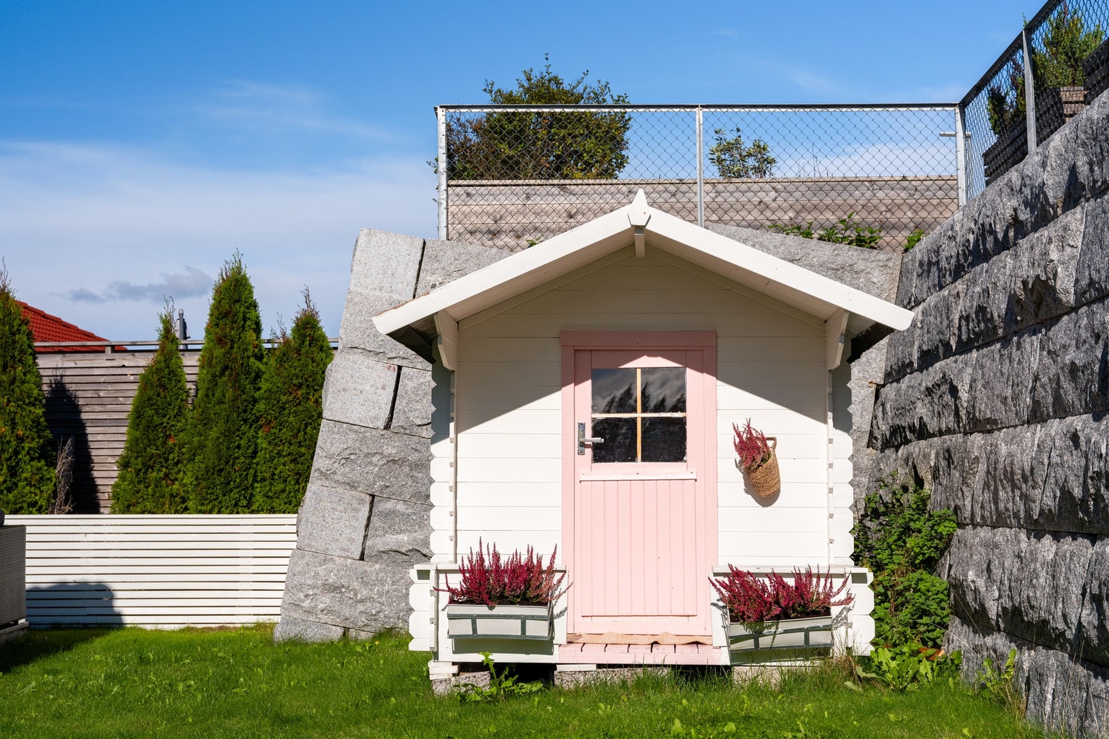 Dukkestuen på 3 kvm med egen liten terrasse legger opp til mye lek og moro. Galleribilde