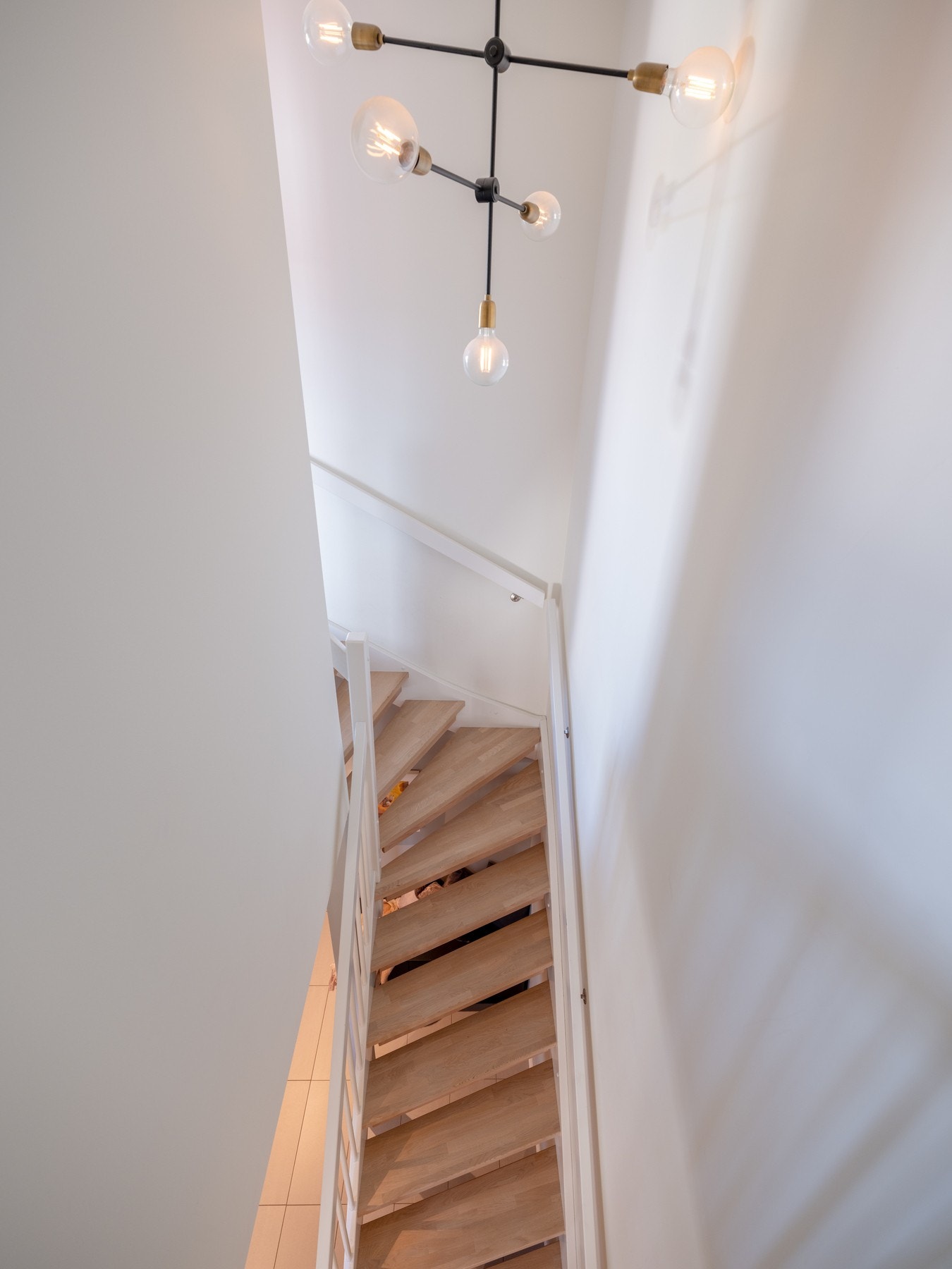 Ta trappene opp og du kommer direkte inn til det selvsagte hjertet av boligen - oppholdsrommet! Galleribilde