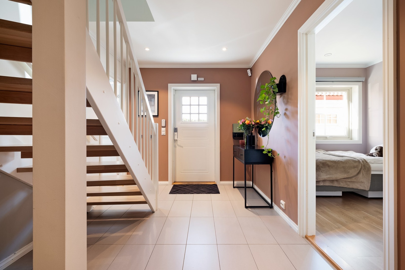 Entréen gir et godt førsteinntrykk av boligen. Hele etasjen har vannbåren varme i gulvet. Galleribilde