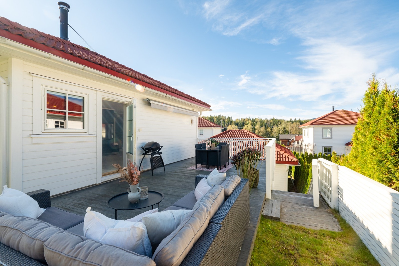 Fra oppholdsrommet kommer du ut til boligens herlige terrasse. Galleribilde