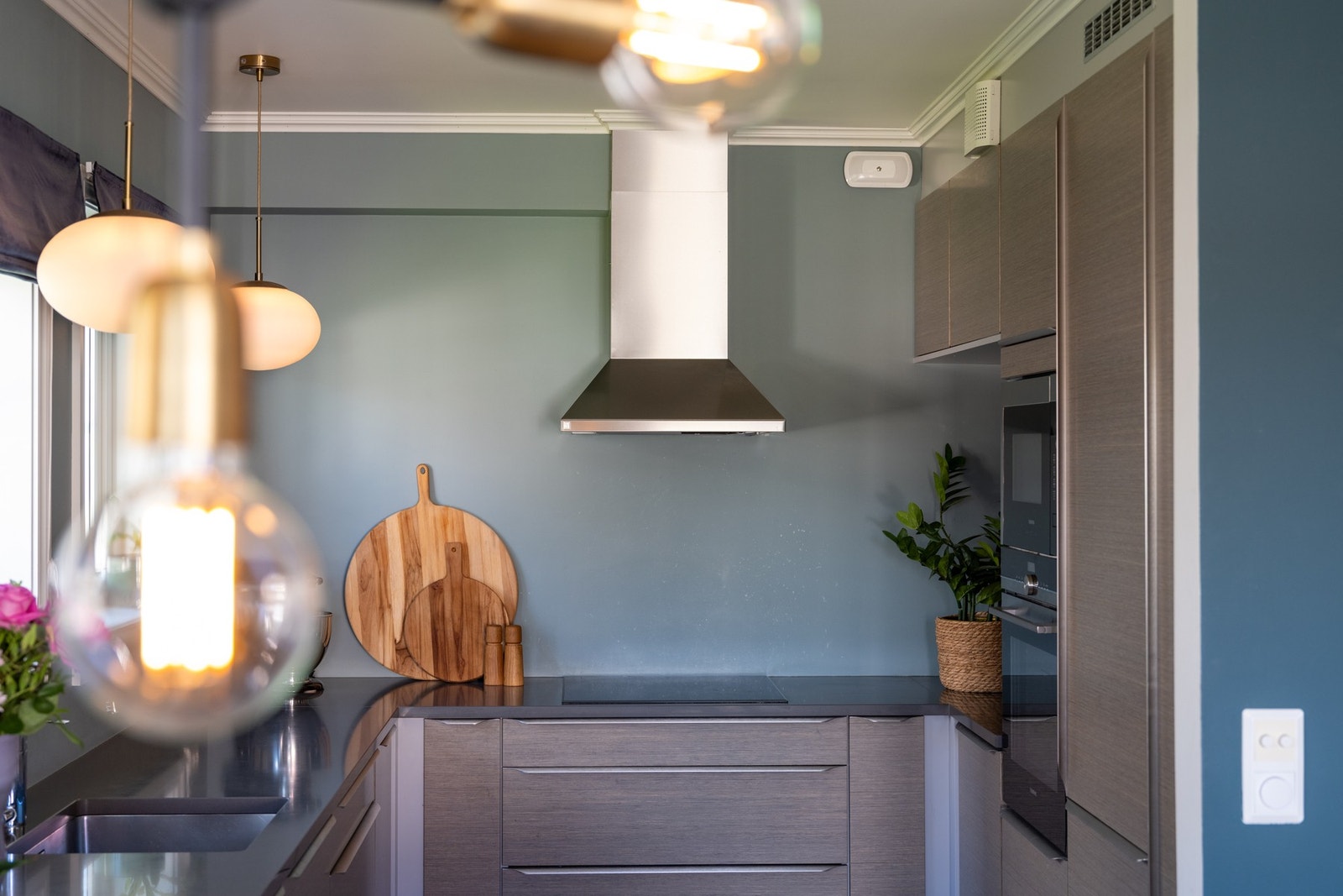 Lekkert HTH-kjøkken med folierte fronter, stein benkeplate og underlimt kum. Galleribilde